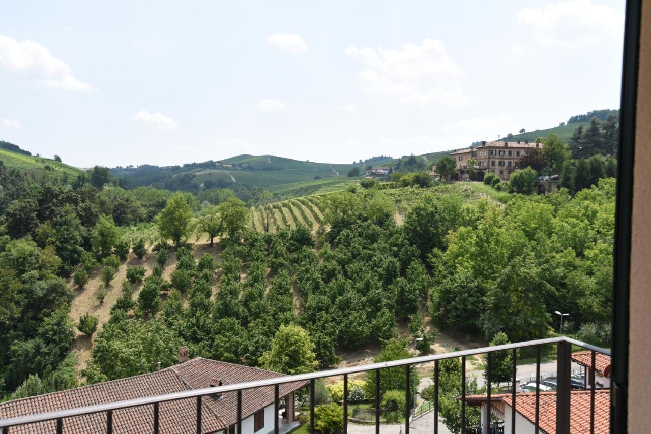 In Piazzetta Holiday Apartments, Barolo Bagian luar foto